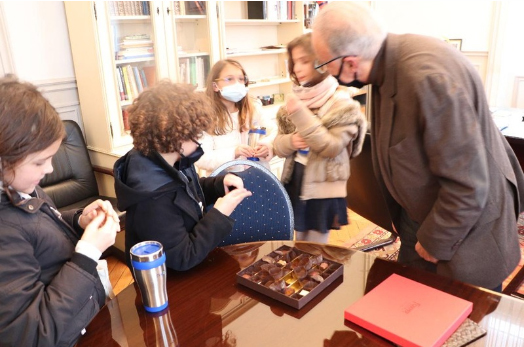 Photo du maire avec les enfants