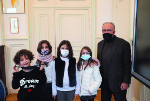 photo du maire avec les enfants