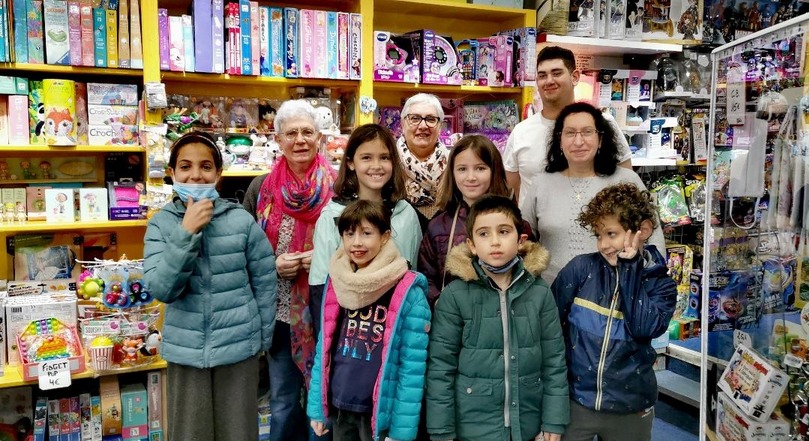Les propriétaires du magasin Angélique et les enfants